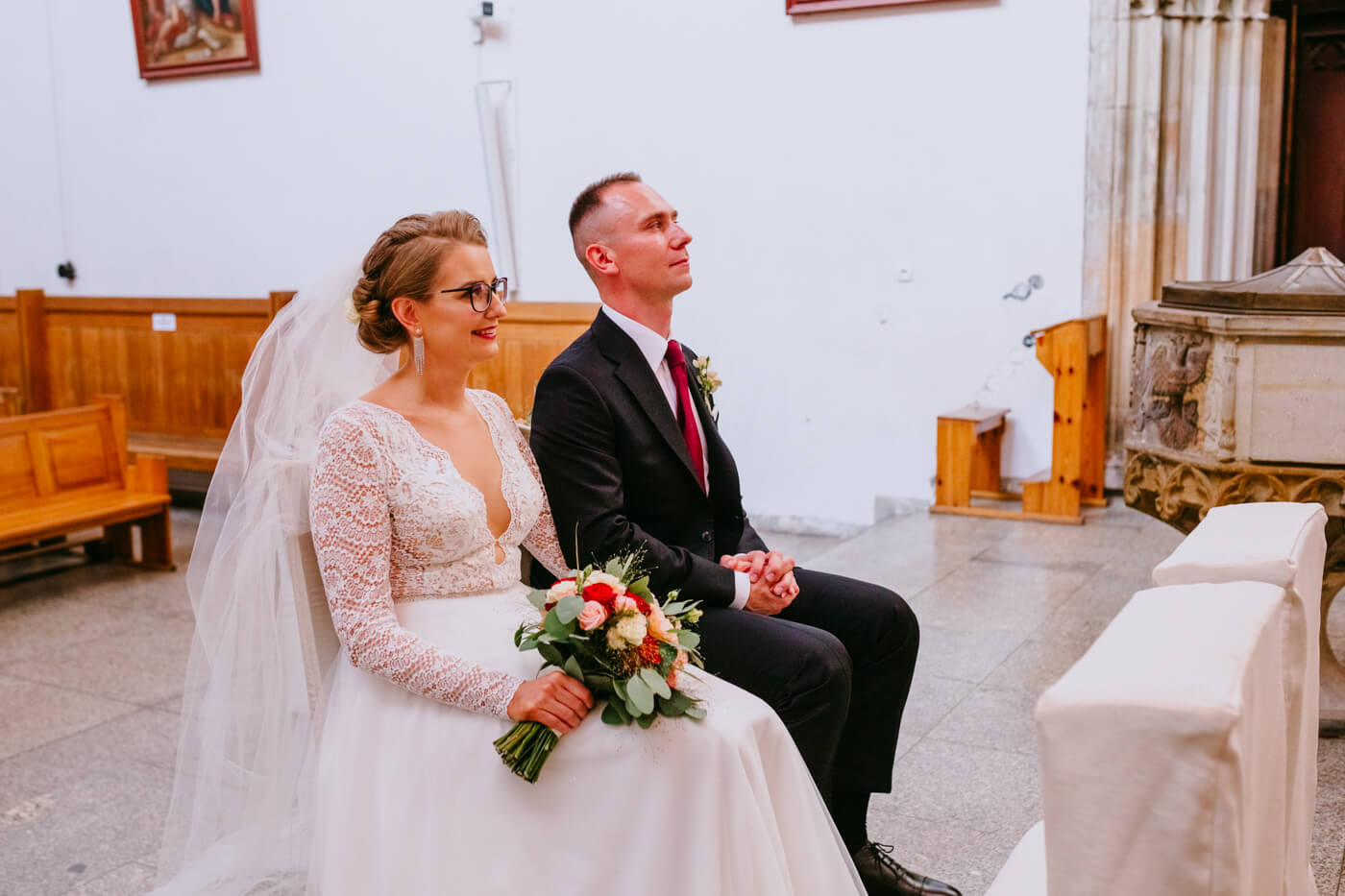 siedząca para młoda na ślubie