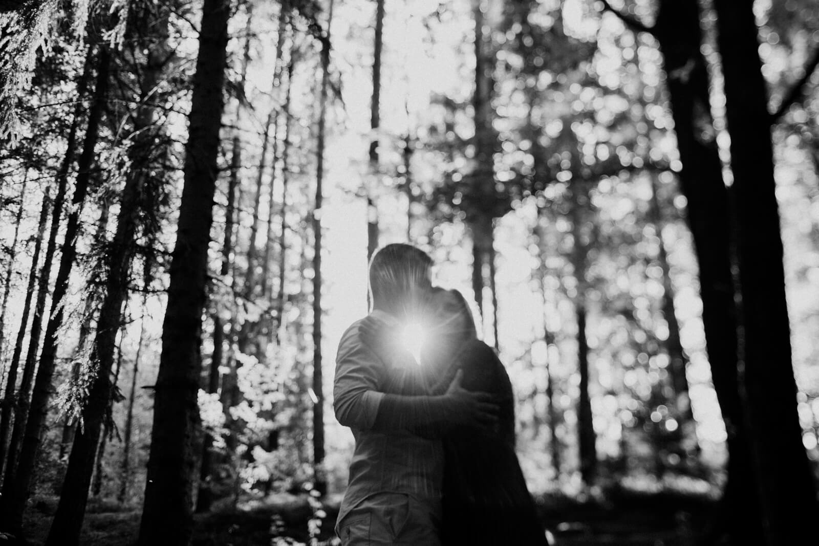 całująca się para w lesie na sesji narzeczeńskiej