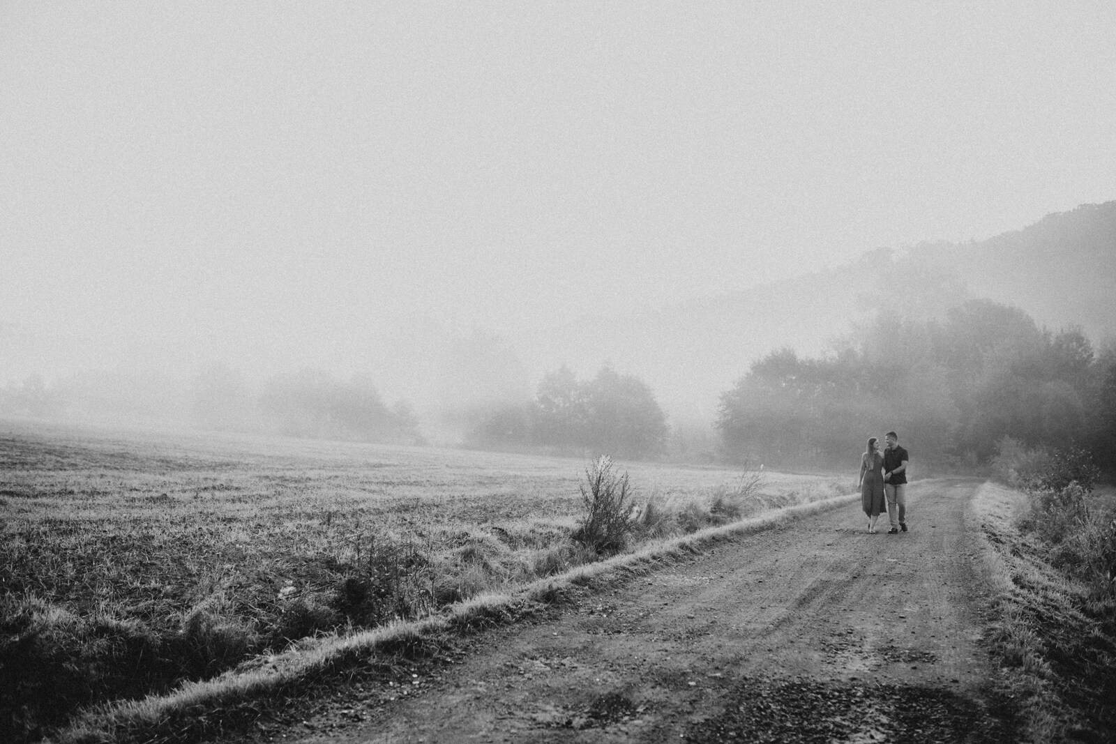 para spacerująca we mgle
