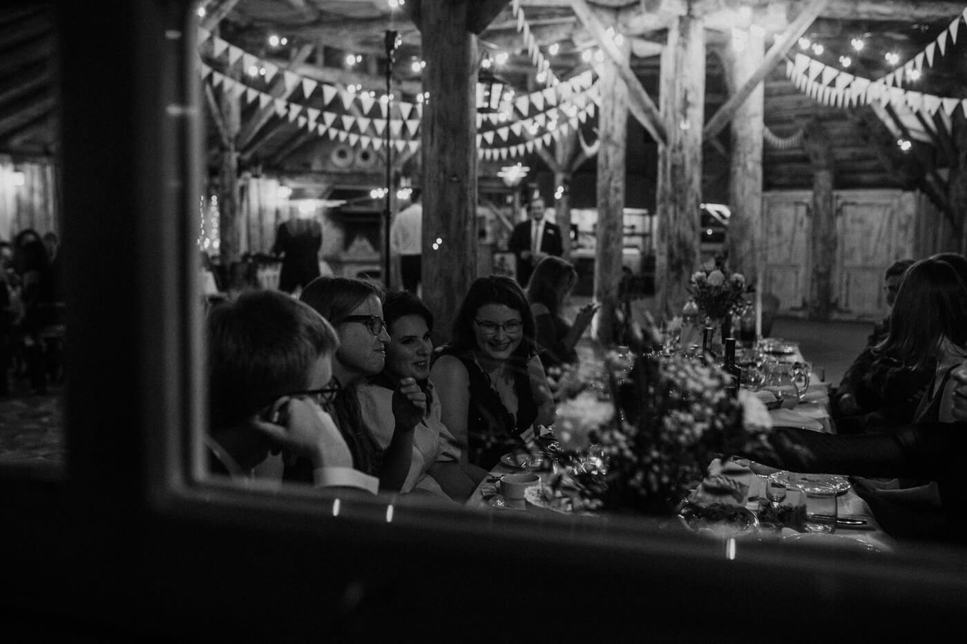 goście weselni przez okno