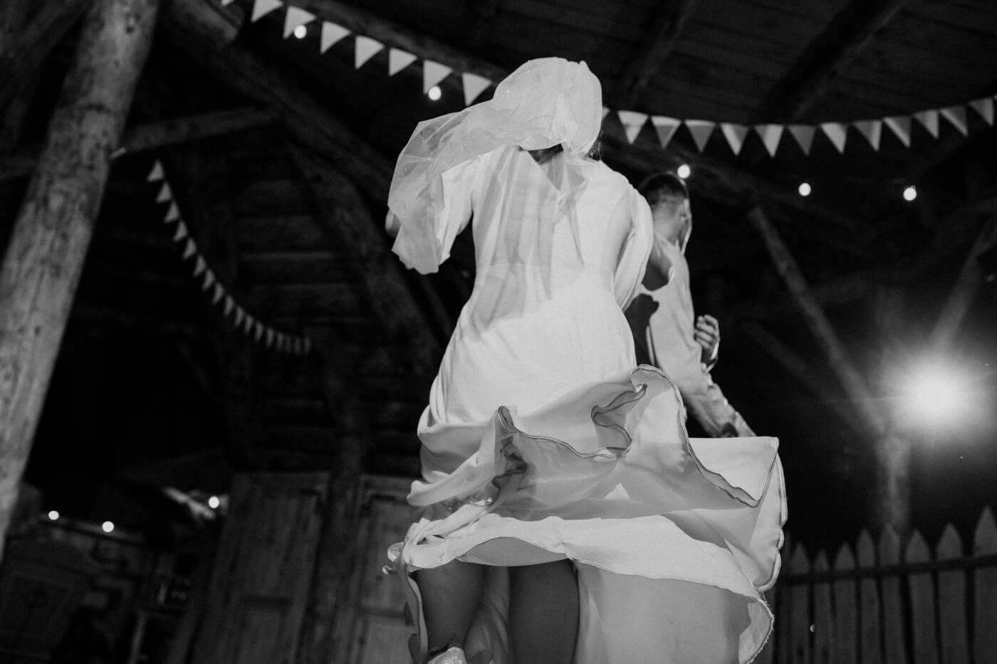 wirująca suknia ślubna - fotograf ślubny warszawa