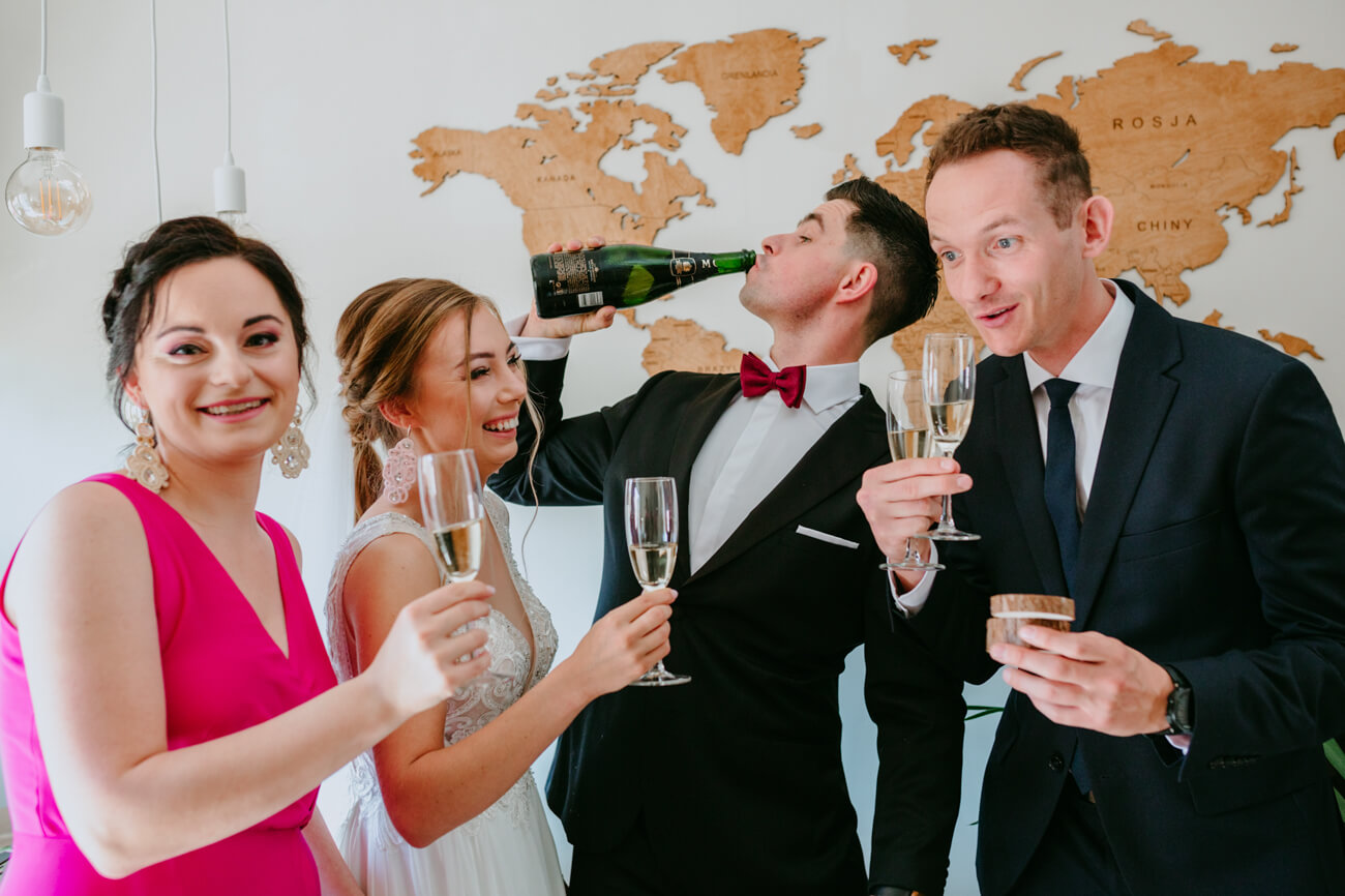 picie szampana na przygotowaniach ślubnych