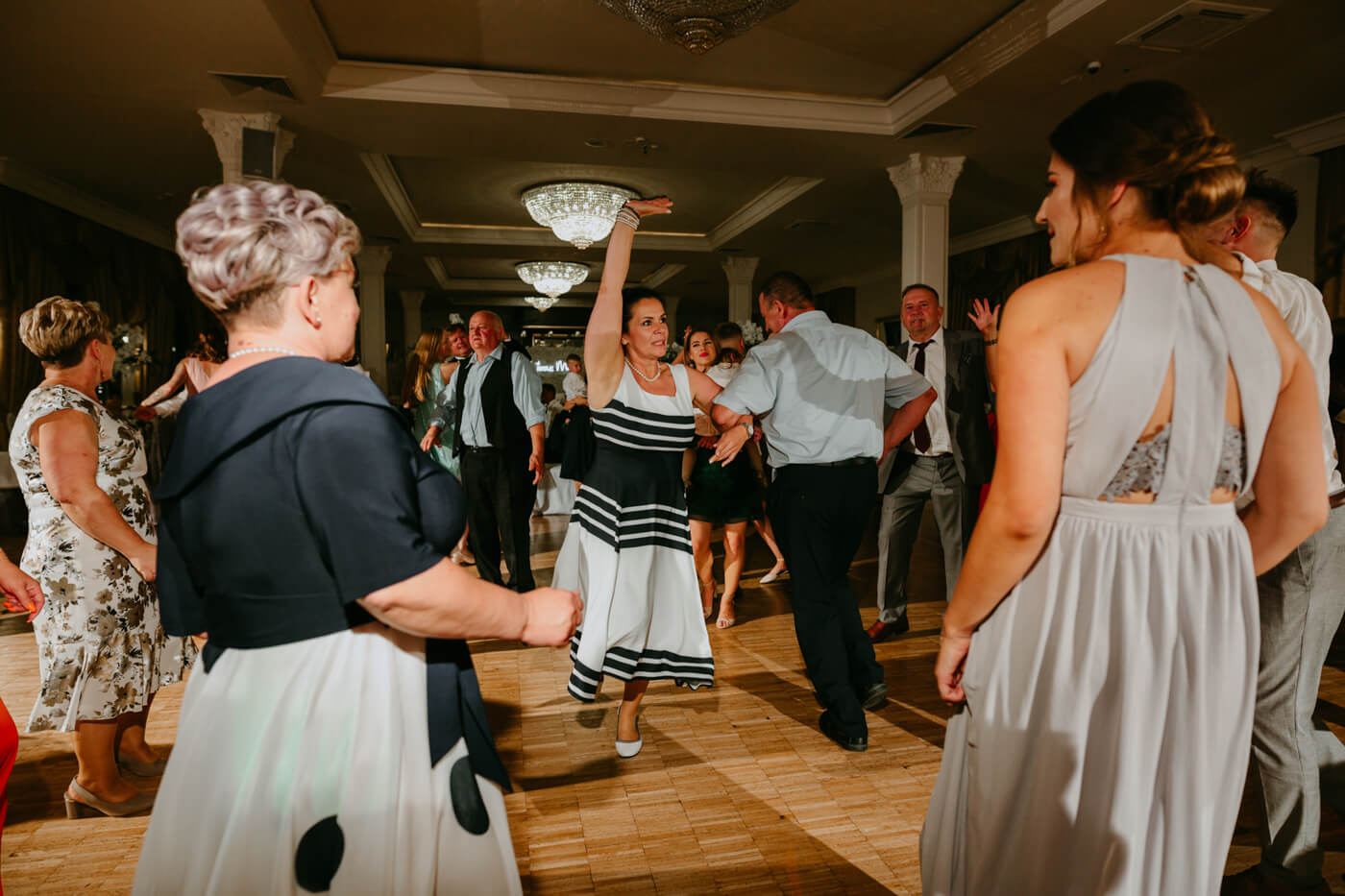 tańczący goście weselni
