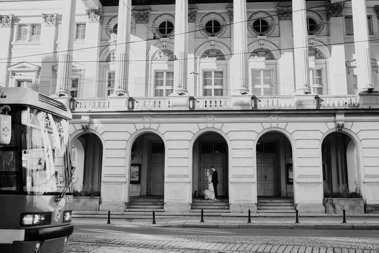 sesja ślubna przy operze wrocławskiej i jadący tramwaj