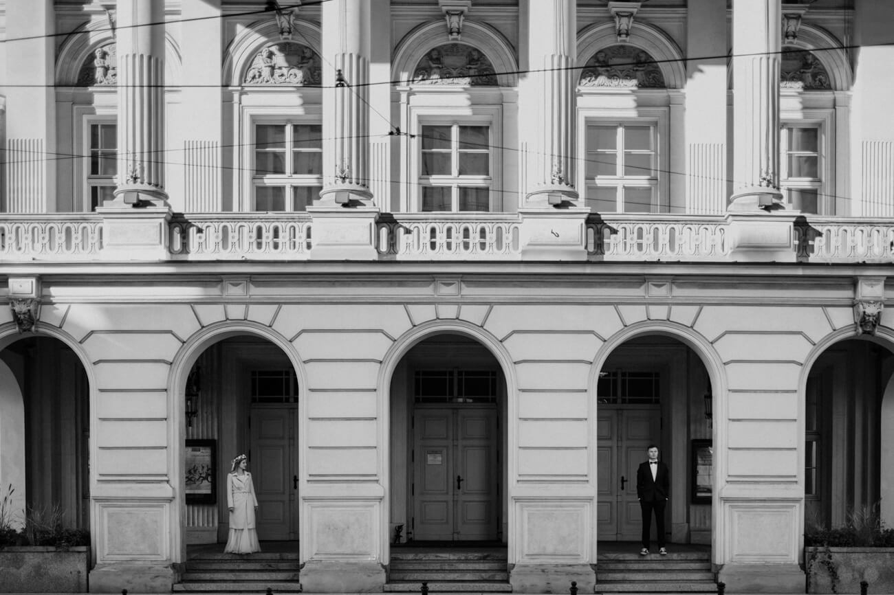 para młoda stojąca osobno na tle opery wrocławskiej