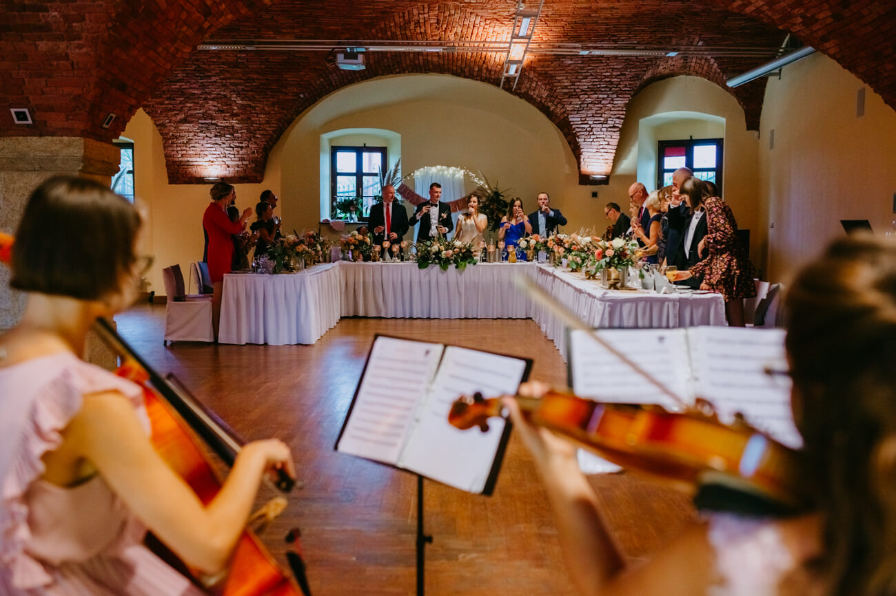 kwartet smyczkowy grający na weselu