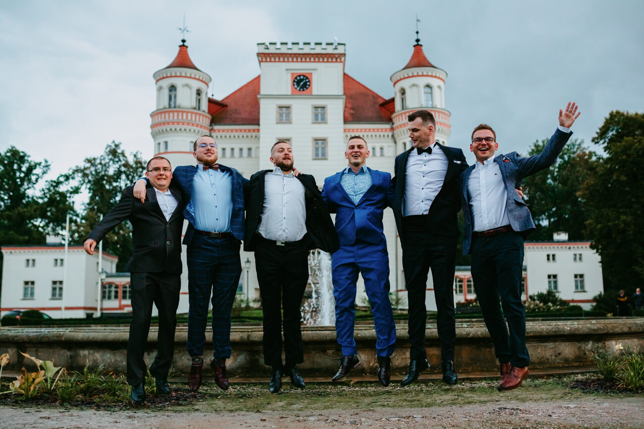 mężczyźni na sesji ślubnej