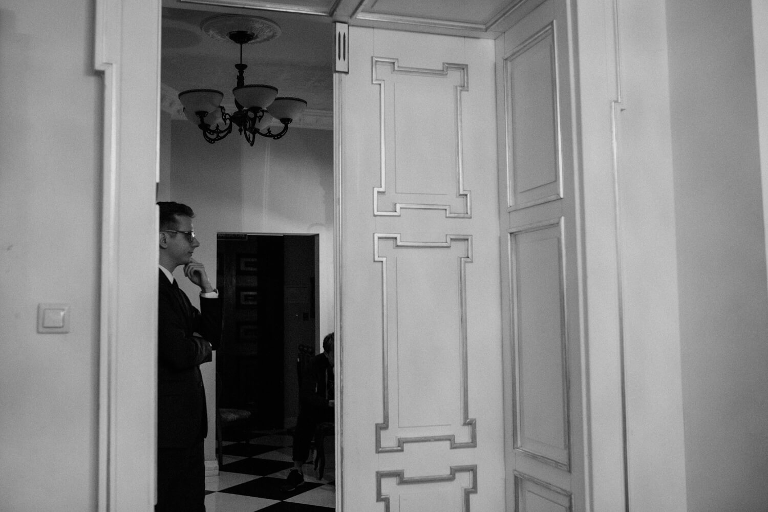 mężczyzna stojący za drzwiami