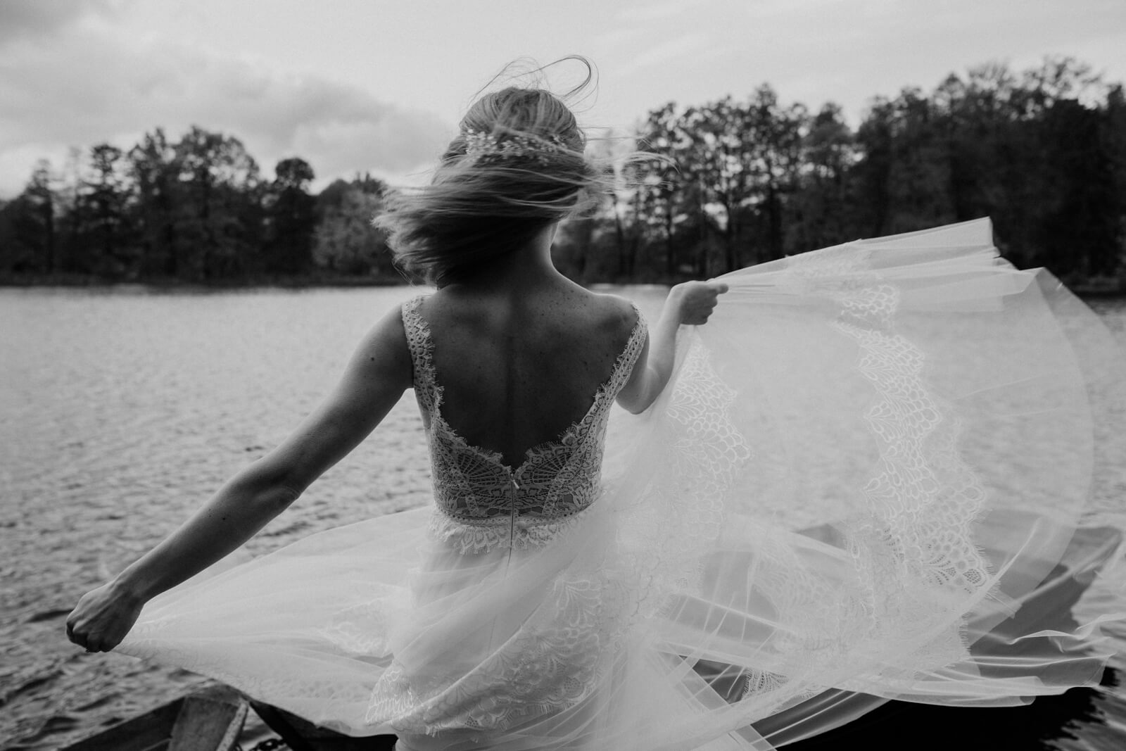 tańcząca panna młoda nad jeziorem na sesji ślubnej na solnym śląsku