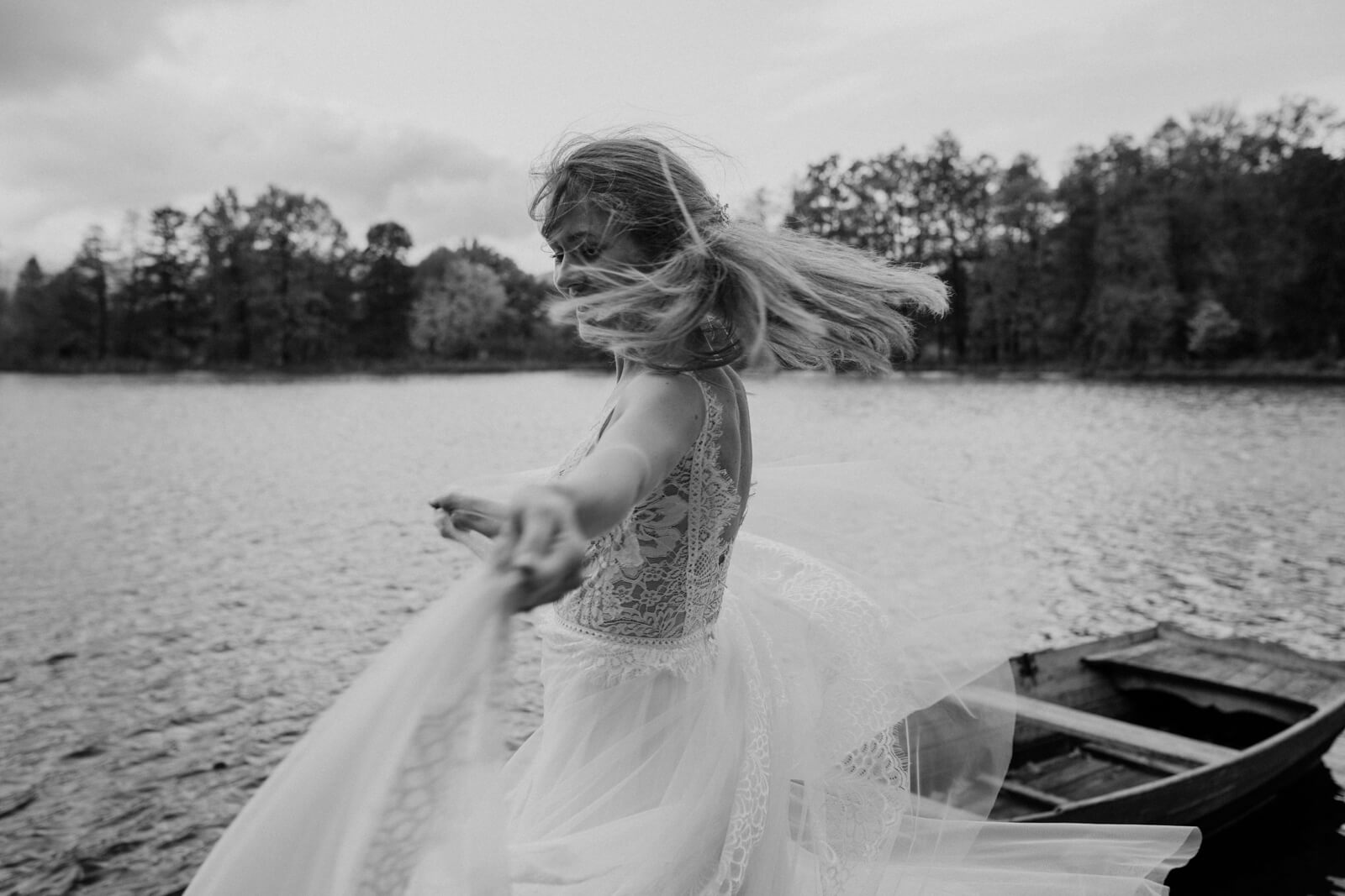 panna młoda machająca suknią ślubną