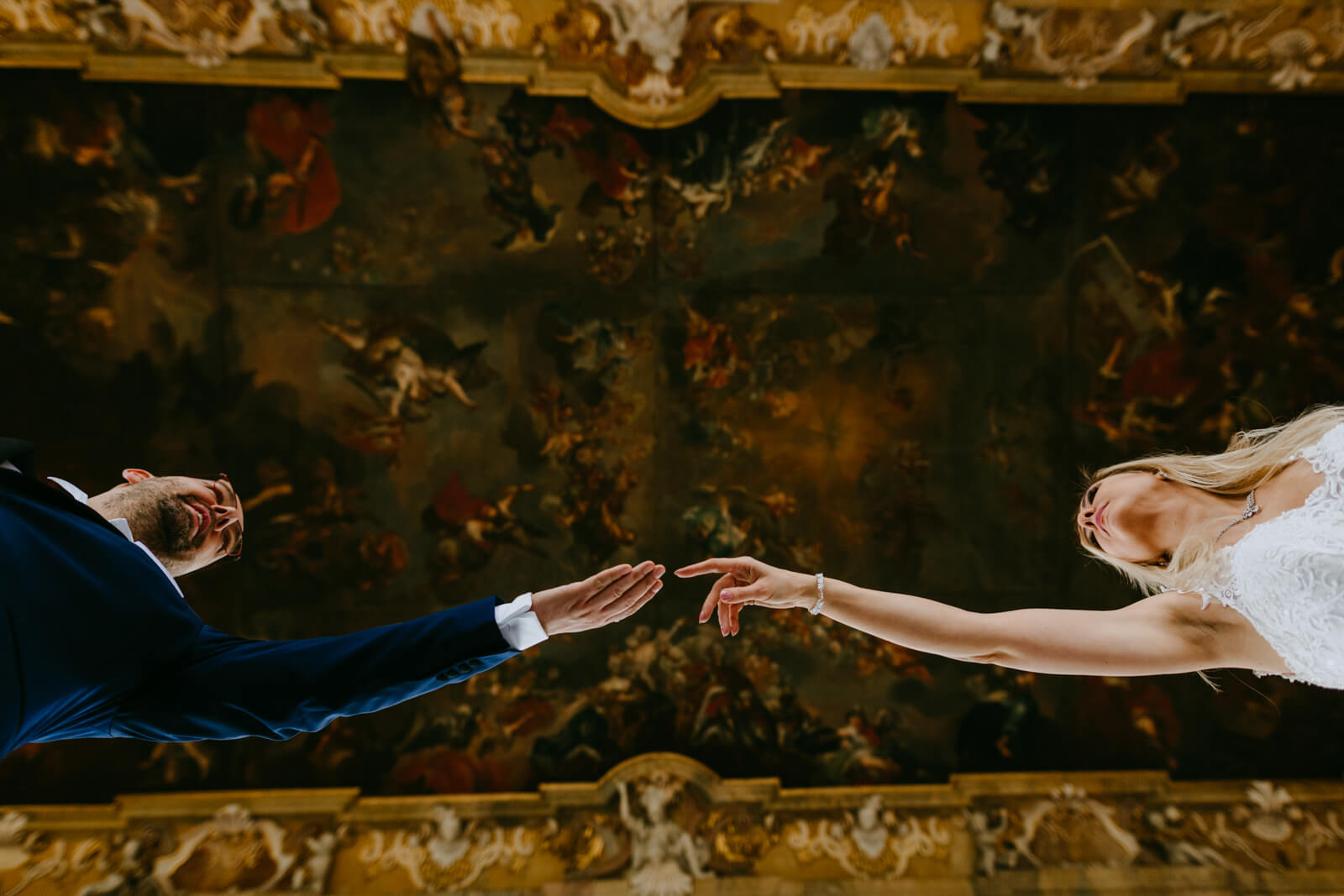 sesja ślubna, para na tle sufitu barokowego