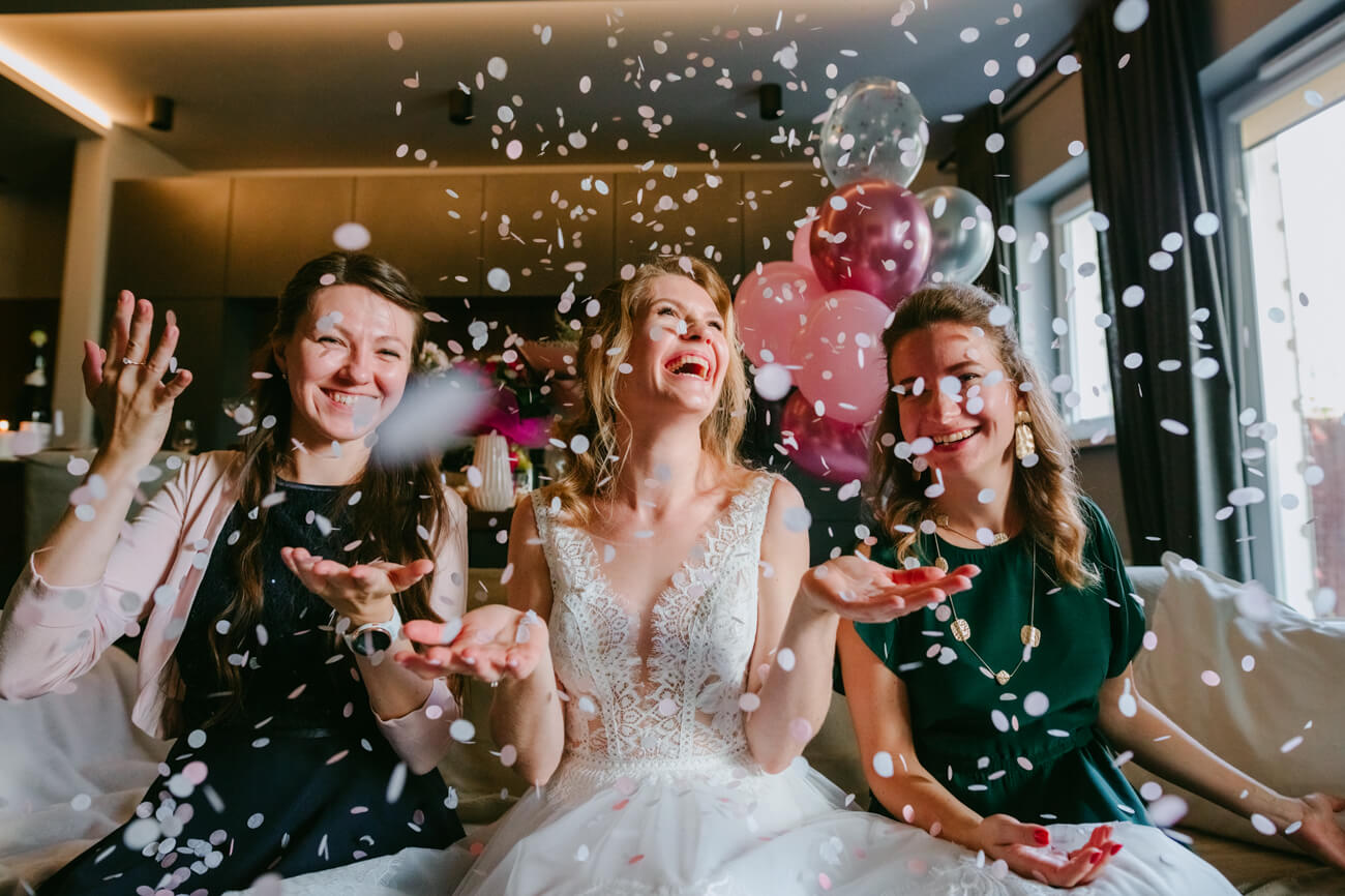 dziewczyny i konfetti podczas przygotowań ślubnych