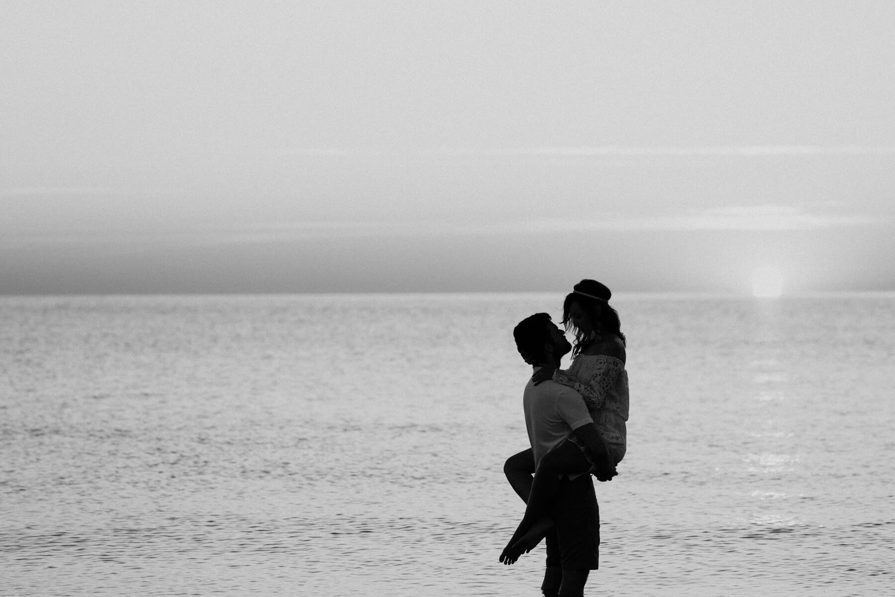 para zakochanych na plaży