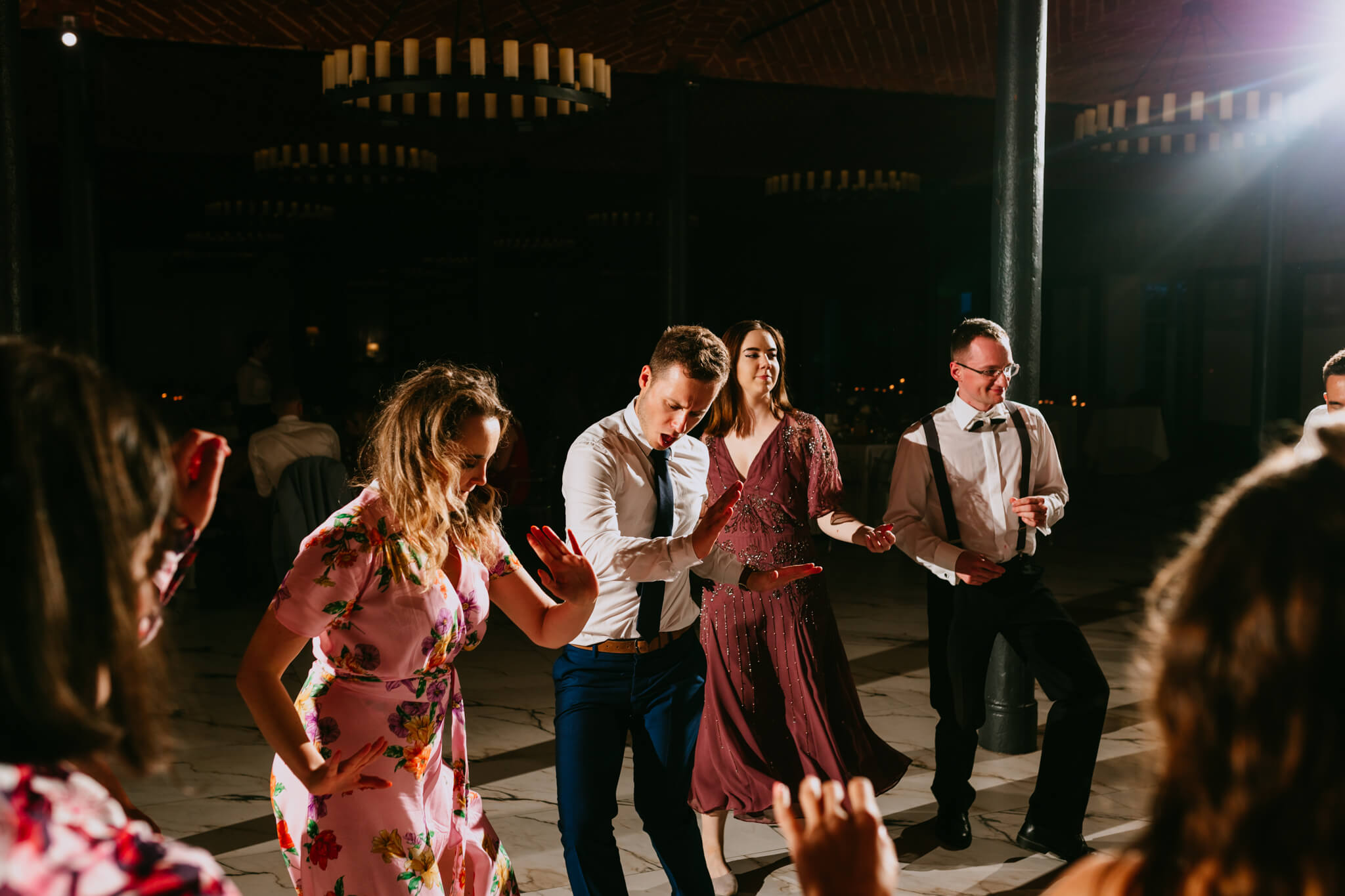 ludzie tańczący na weselu