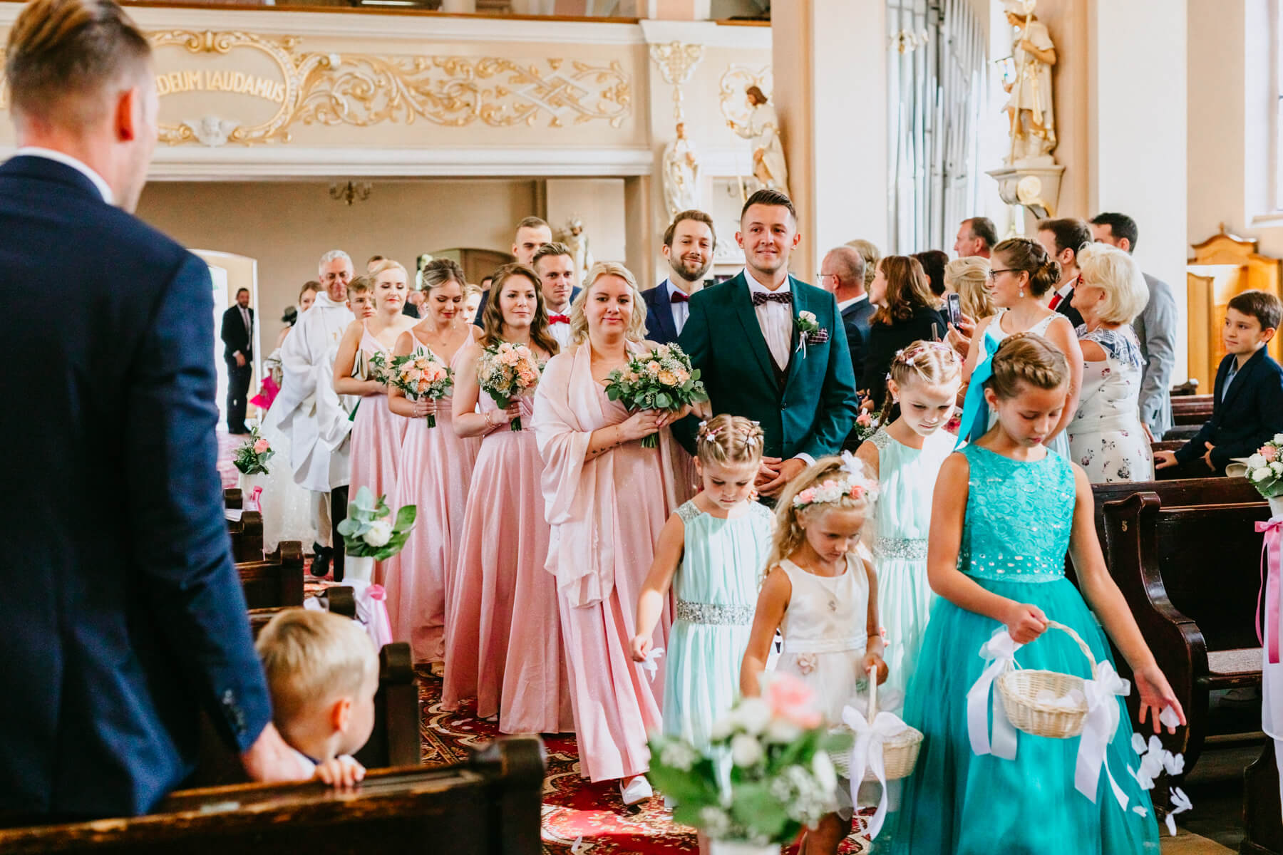 ślub kościelny fotograf ślubny opole dzieci sypiące kwiatki