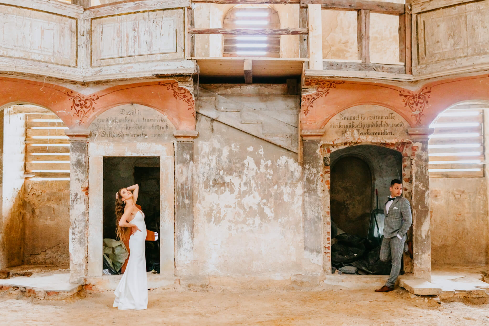 para młoda na sesji ślubnej w opuszczonym kościele