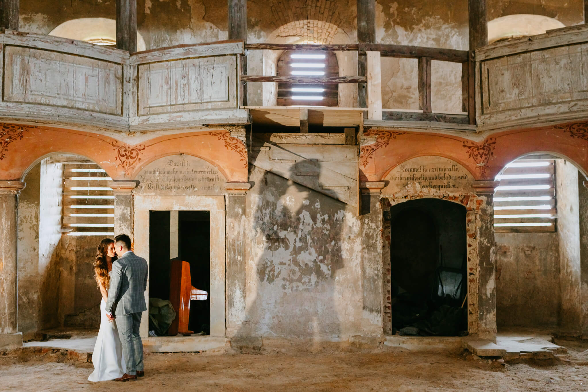 para młoda na sesji ślubnej w opuszczonym kościele