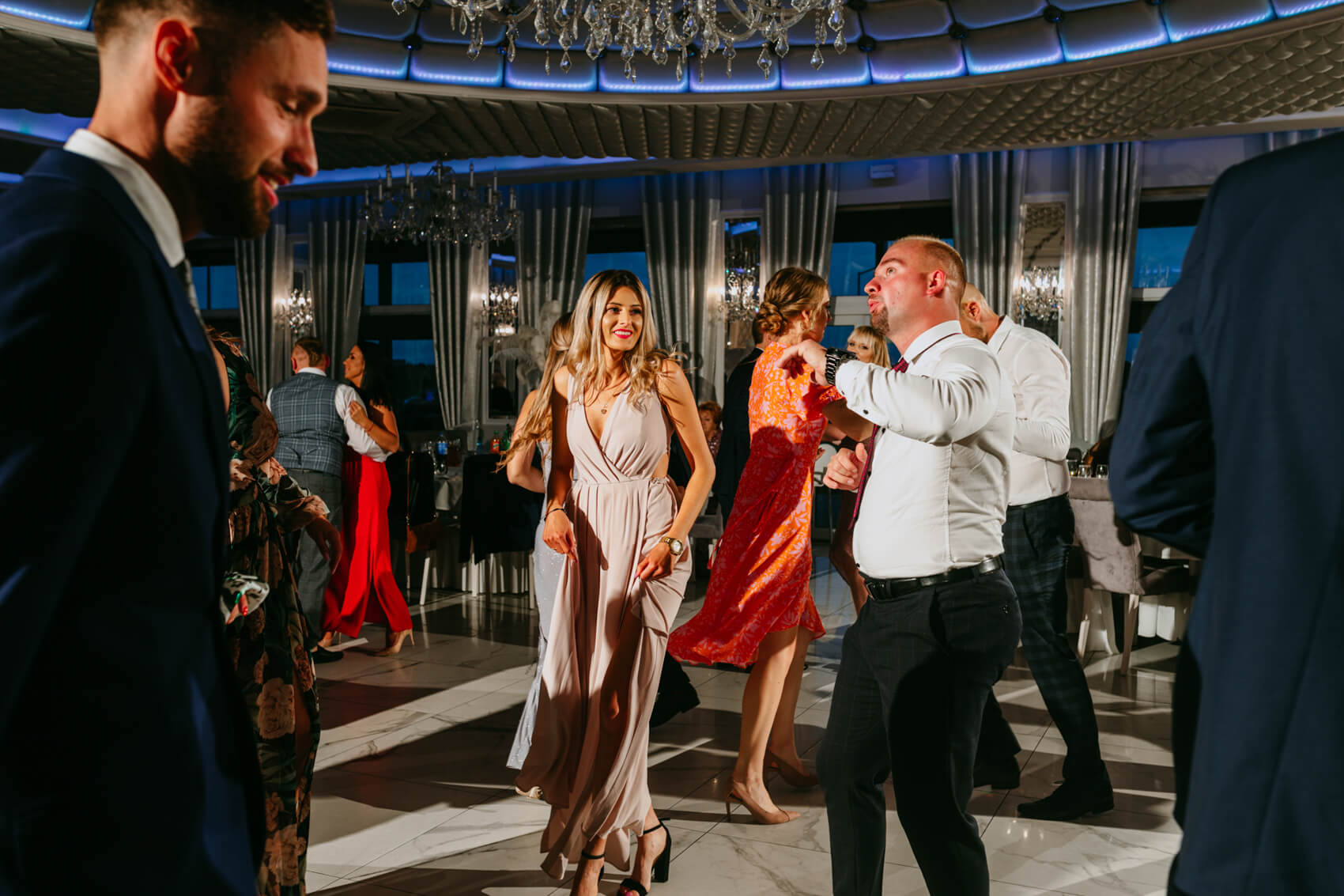 goście tańczący na weselu, fotograf ślubny
